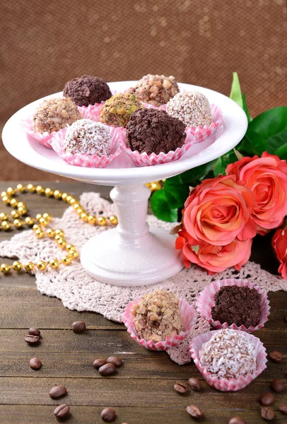 Conjunto de doces de chocolate na mesa no fundo marrom — Fotografia de Stock