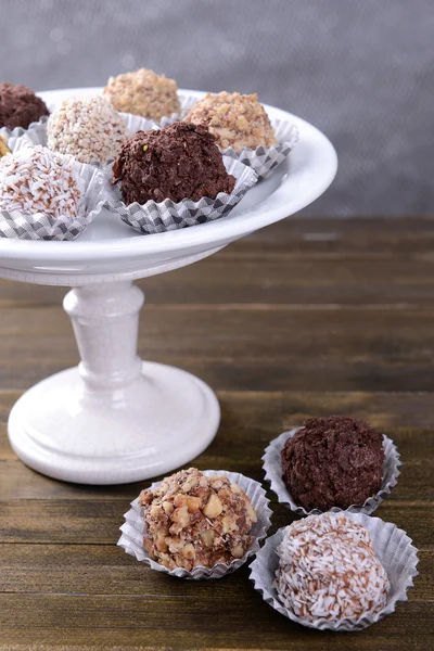 Ensemble de bonbons au chocolat sur table sur fond gris — Photo