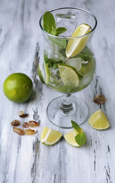 Ingredientes para limonada en vidrio, sobre mesa de madera — Foto de Stock