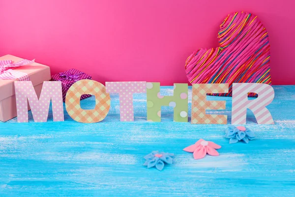 Letras-mãe de letras de papel artesanal sobre fundo rosa — Fotografia de Stock