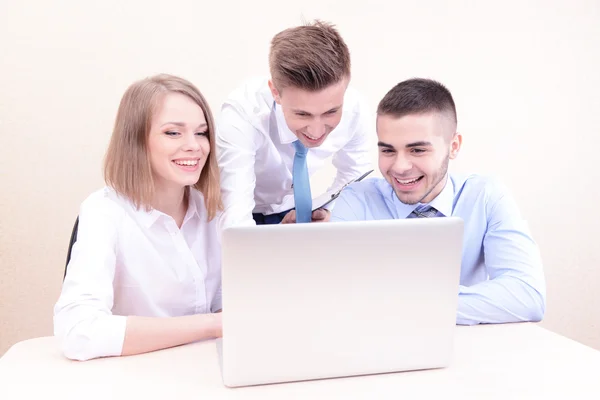 Jeunes entrepreneurs prospères travaillant au bureau — Photo