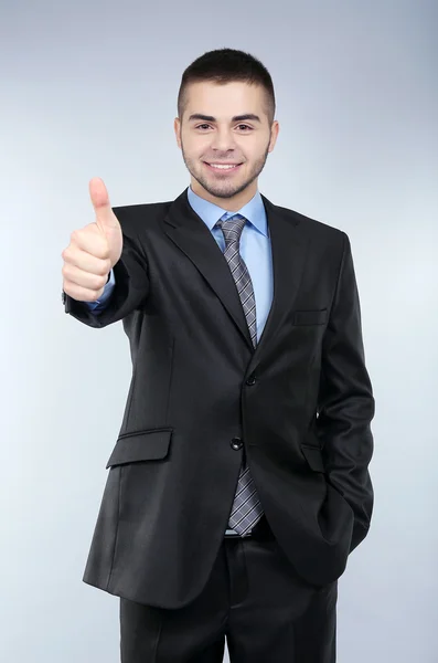 Hombre de negocios sobre fondo gris — Foto de Stock