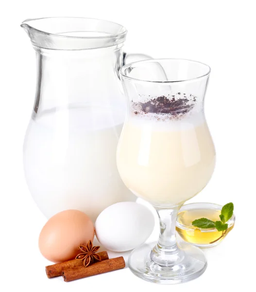 Eierlikör mit Milch und Eiern isoliert auf weiß — Stockfoto