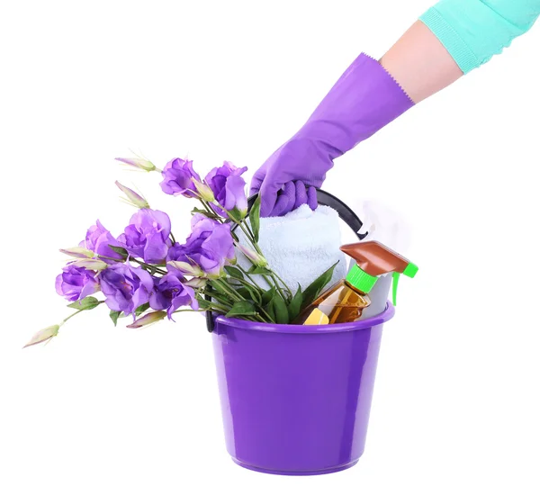 Ama de casa sosteniendo cubo con equipo de limpieza. Foto conceptual de la limpieza de primavera. Aislado sobre blanco —  Fotos de Stock