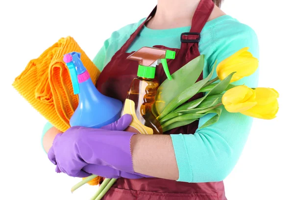 Ama de casa sosteniendo el equipo de limpieza en sus manos. Foto conceptual de la limpieza de primavera. Aislado sobre blanco —  Fotos de Stock
