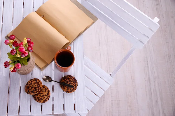 Composición con taza de bebida caliente y flores sobre fondo de mesa de madera —  Fotos de Stock