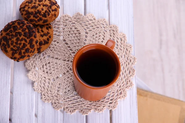 뜨거운 음료와 쿠키 나무 테이블 배경에 컵으로 구성 — 스톡 사진