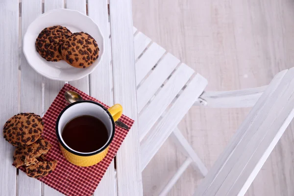 Composition with cup of hot drink and cookies on wooden table background — Stock Photo, Image