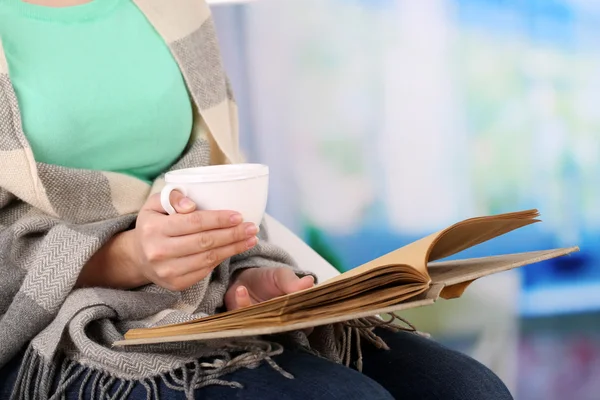 Žena čte knihu a dejte si kávu nebo čaj, detail — Stock fotografie