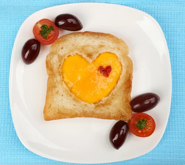 Huevos revueltos con pan en plato, en servilleta de color —  Fotos de Stock