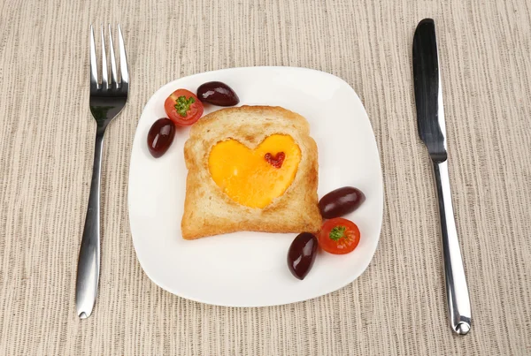 Huevos revueltos con pan en plato, en servilleta de color —  Fotos de Stock