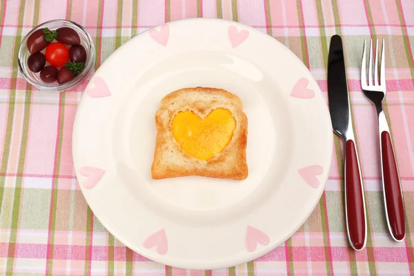 Huevos revueltos con pan en plato, en servilleta de color — Foto de Stock