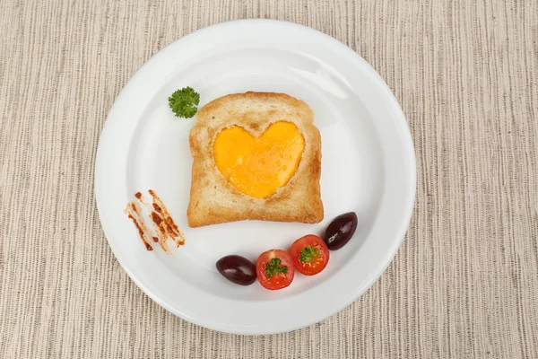 Яєчня з хлібом на тарілці, на кольоровій серветці — стокове фото