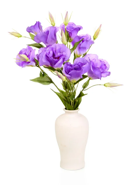 Purpurfarbenes künstliches Eustoma in der Vase isoliert auf Weiß — Stockfoto