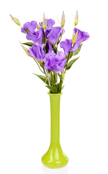 白で隔離される花瓶に紫の人工トルコギキョウ — ストック写真