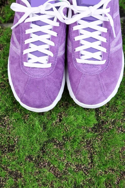 Piękne gumowe buty na zielonym tle trawy — Zdjęcie stockowe