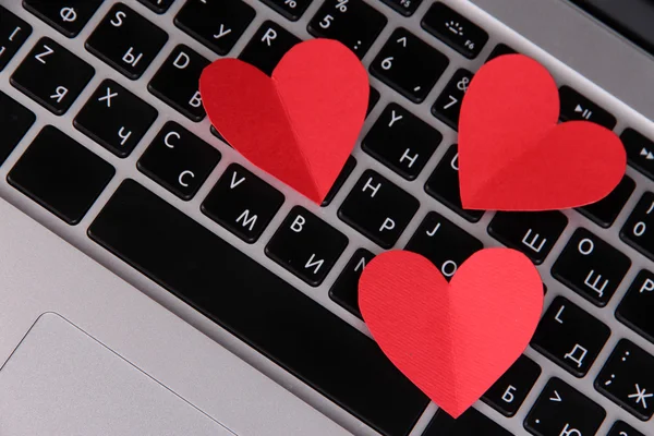Röda hjärtan på datorns tangentbord på nära håll — Stockfoto