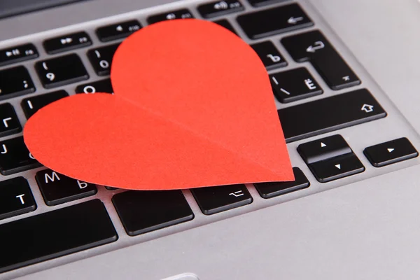 Corazón rojo en el teclado de la computadora de cerca —  Fotos de Stock