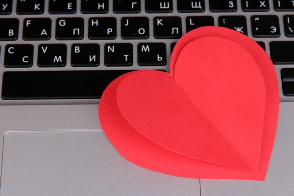 Κόκκινες καρδιές στο πληκτρολόγιο του υπολογιστή από κοντά — Φωτογραφία Αρχείου