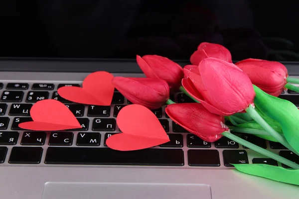 Coeurs rouges et fleurs sur le clavier de l'ordinateur gros plan — Photo