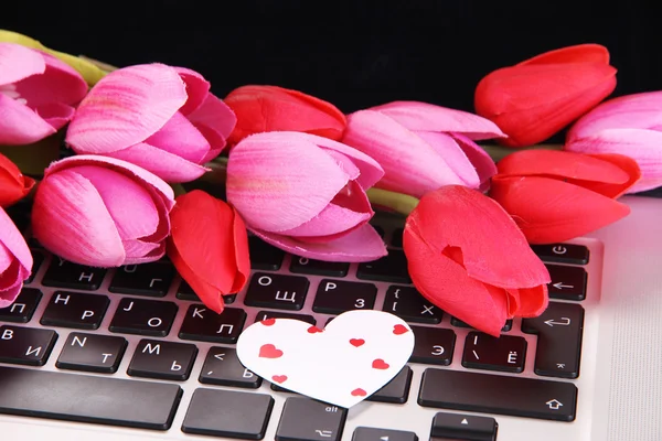 Corazón brillante y flores en el teclado de la computadora de cerca — Foto de Stock