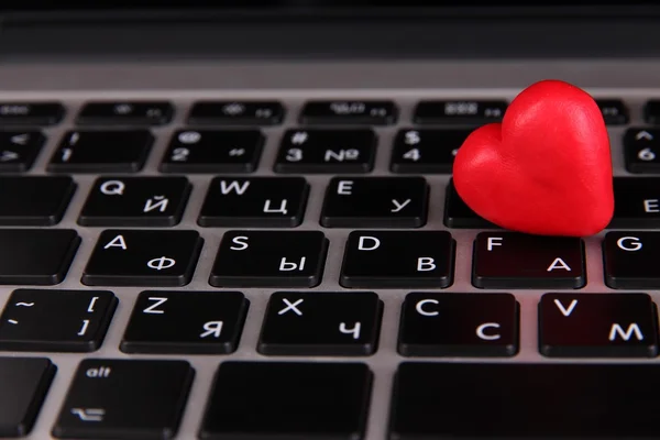 Czerwone serce na klawiaturze komputera z bliska — Zdjęcie stockowe