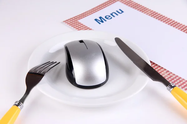 Ratón de ordenador en placa con tenedor y cuchillo aislado en blanco — Foto de Stock