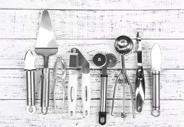 Ustensiles de cuisine en métal sur table close-up — Photo