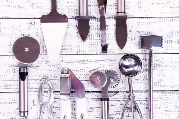Utensílios de cozinha de metal na mesa de close-up — Fotografia de Stock