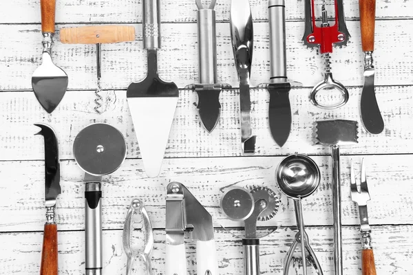 Fém konyhai eszközök a táblázat közelről — Stock Fotó