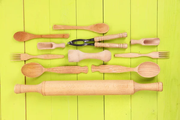 Utensilios de cocina de madera en primer plano de la mesa — Foto de Stock