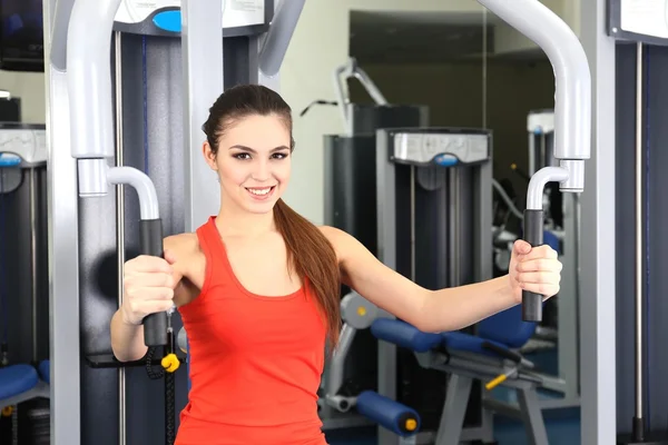 Hermosa mujer de entrenamiento con pesas en el gimnasio — Foto de Stock