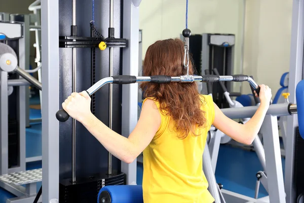 Entraînement de jeune femme avec des poids dans la salle de gym — Photo