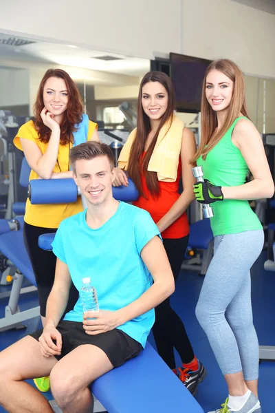 Grupa ludzi relaks po treningu w siłowni — Zdjęcie stockowe
