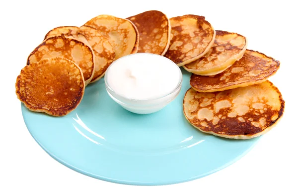 Panqueques fritos en placa de color, aislados en blanco — Foto de Stock