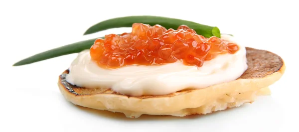 煎饼与孤立的白色衬底上的红色鱼子酱 — 图库照片