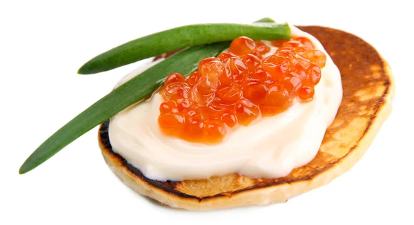 Panqueca com caviar vermelho isolado em branco — Fotografia de Stock