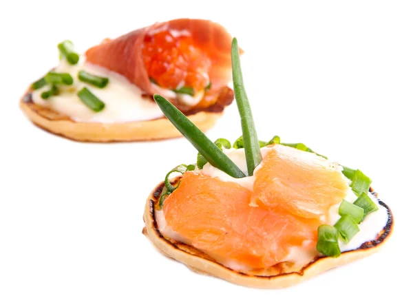 与红鱼子酱和鲑鱼，孤立的白色衬底上煎饼 — 图库照片
