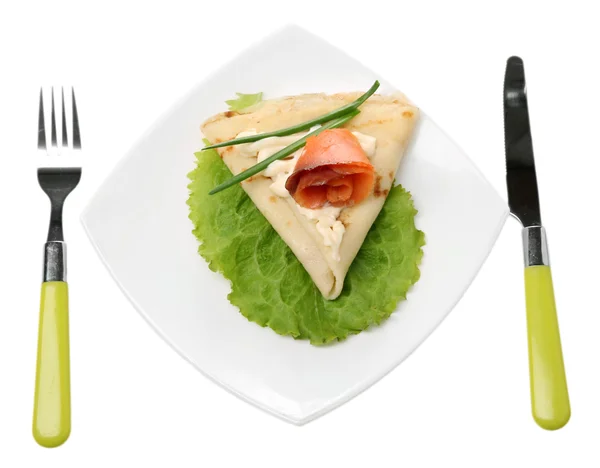 Pfannkuchen mit Lachs und Mayo, grüne Zwiebel, auf Teller, isoliert auf weiß — Stockfoto