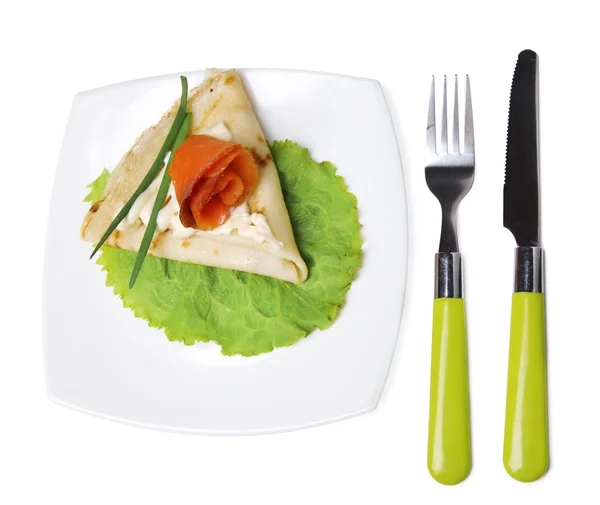 Pancake con salmone, e maionese, cipolla verde, su piatto, isolato su bianco — Foto Stock