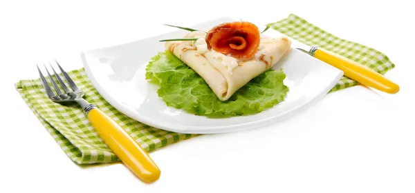 Pannenkoek met zalm, en mayo, groene ui, op plaat, geïsoleerd op wit — Stockfoto