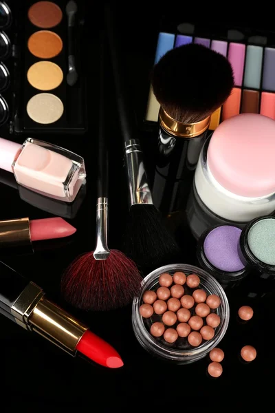 Herramientas profesionales de maquillaje sobre fondo negro —  Fotos de Stock