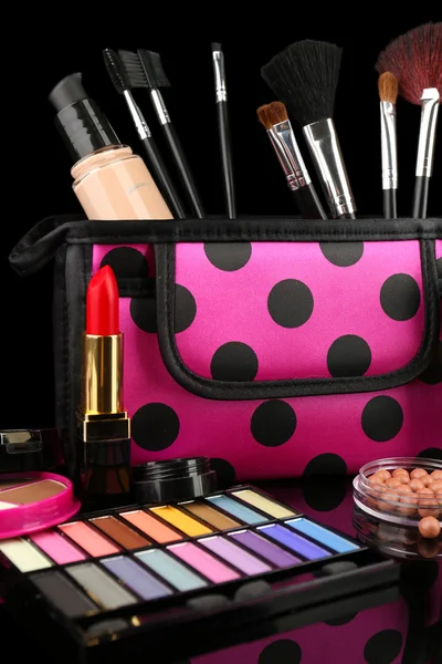 Professionella make-up verktyg på svart bakgrund — Stockfoto