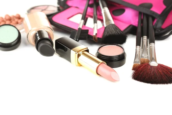 Professionele make-up tools op wit wordt geïsoleerd — Stockfoto