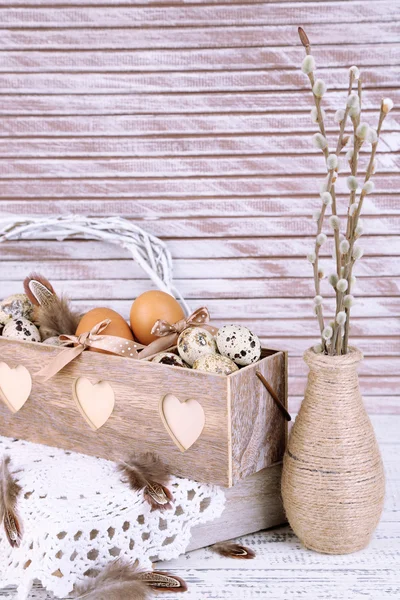 Hermosa composición de Pascua en mesa de madera — Foto de Stock