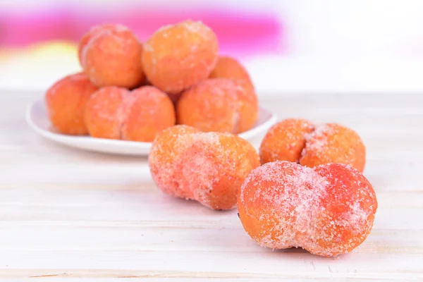 Вкусные персики на столе на светлом фоне — стоковое фото