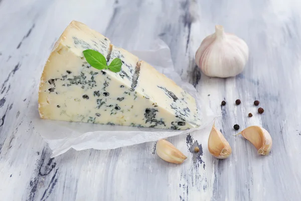 Leckerer Blauschimmelkäse auf altem Holztisch — Stockfoto