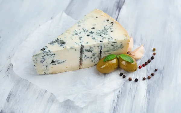 Savoureux fromage bleu sur une vieille table en bois — Photo