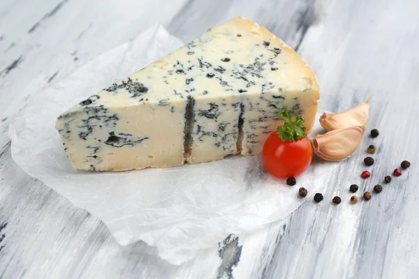 Leckerer Blauschimmelkäse auf altem Holztisch — Stockfoto