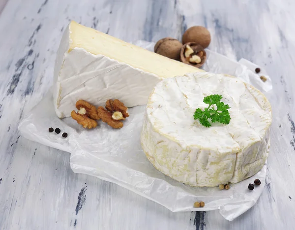 Queijo italiano saboroso na mesa de madeira — Fotografia de Stock